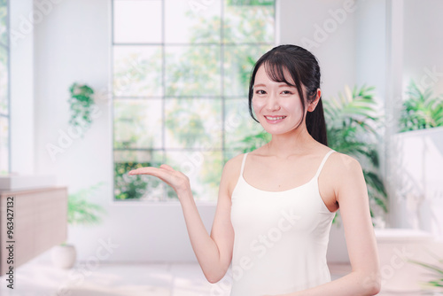 Free Download 笑顔でビューティーケアをする若い女性 - GFXLoad
