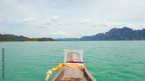 Gros plan du nez du bateau sur le lac Cheow Lan en Thaïlande