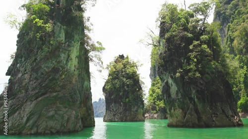 Les rochers Khao Sam Kloe sur le lac Cheow Lan en Thaïlande