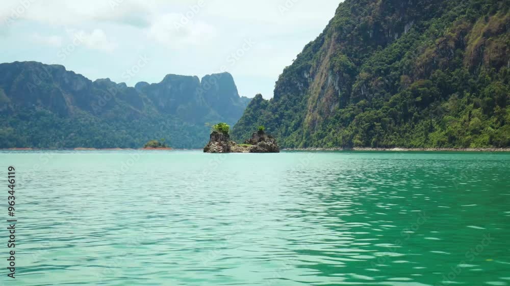 Voyage à côté d'une petite île du lac Cheow Lan en Thaïlande