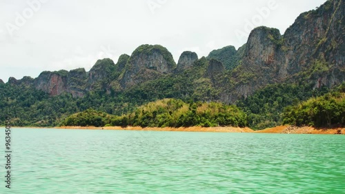 Voyage vers les montagnes sur le lac Cheow Lan lake en Thaïlande photo