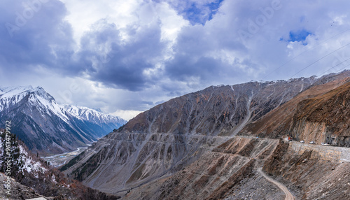 Tableau sur toile View en-route to Zoji la pass at elevation of 3528m in zanskar himalayas mountain range on Srinagar Leh highway, Jammu and Kashmir, India