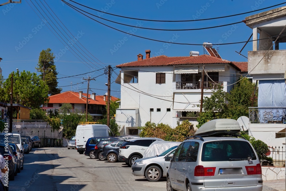 Φωτογραφία street in the city with greek houses in pefkochori, greece