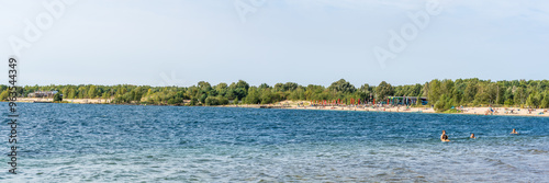 Panorama das Nordstrands des Cospudener Sees in Leipzig während eines heißen Sommertages photo