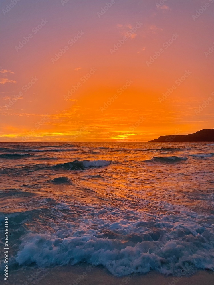 Obraz premium Stunning Sunset Over the Ocean at Koh Rong Island, Cambodia