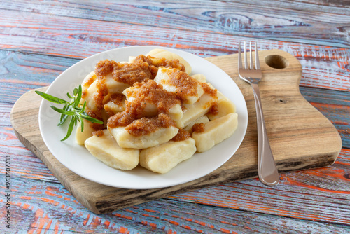 domowe kluski ziemniaczane z zasmażaną bułką tartą