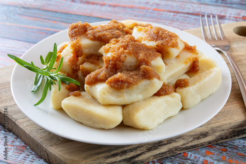 domowe kluski ziemniaczane z zasmażaną bułką tartą
