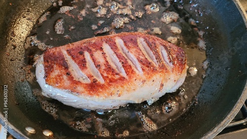 Magret de canard en cours de cuisson pour être grillé dans une belle poêle dans la graisse de canard 