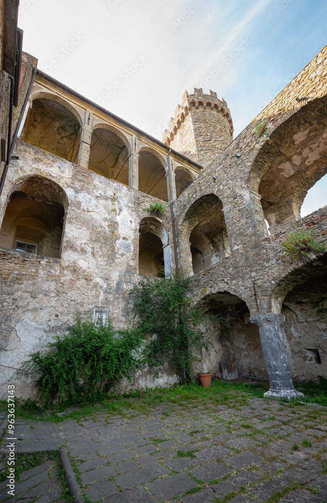 Φωτογραφία Courtyard of the medieval Malaspina Castle in the historic town of Fosdinovo, Tu