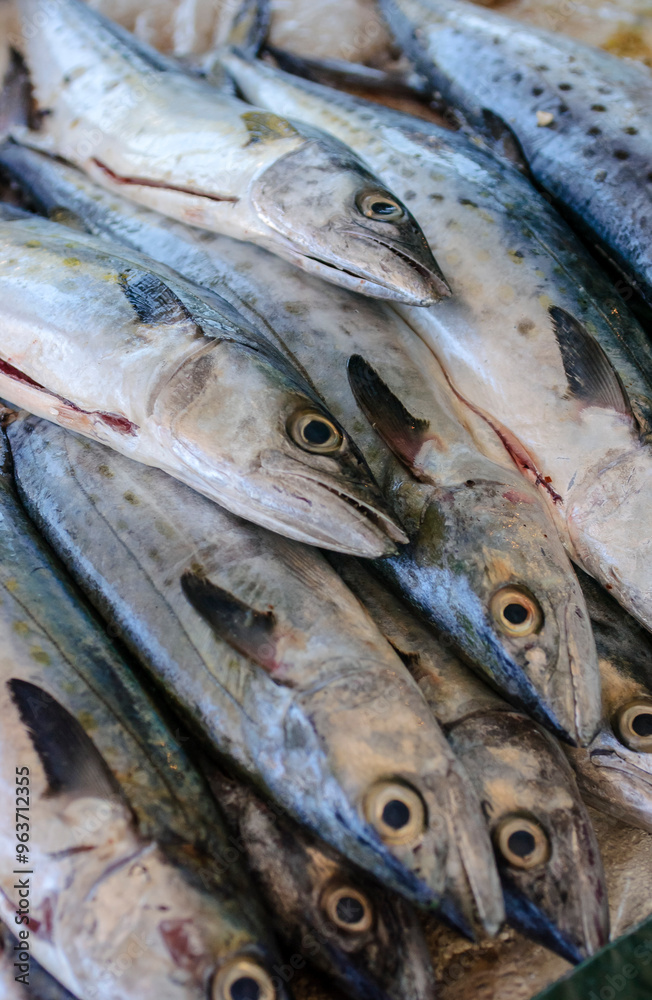 Obraz premium Fish for sale at an open-air market.
