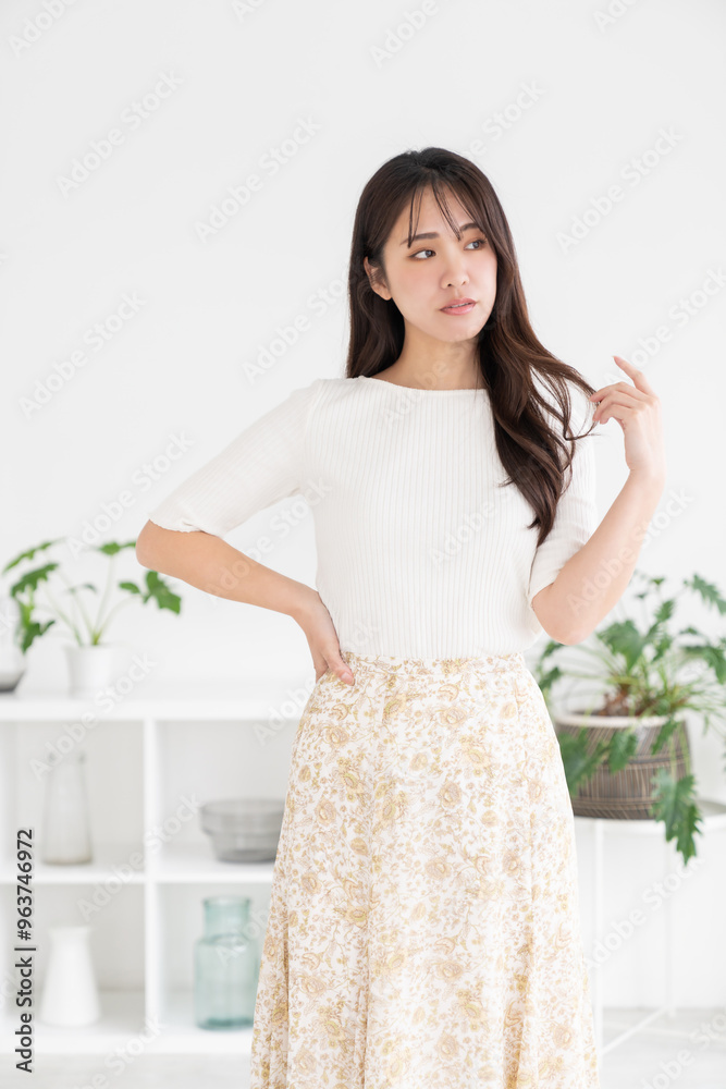 部屋でリラックスする若い女性