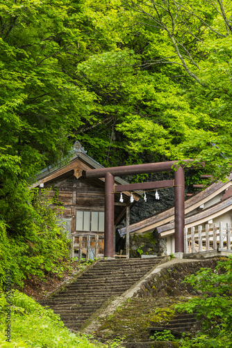 日本 長野県長野市にある戸隠神社の奥社の本殿と鳥居