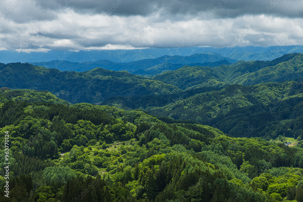 Obraz premium 日本 長野県長野市鬼無里の大望峠から眺める風景