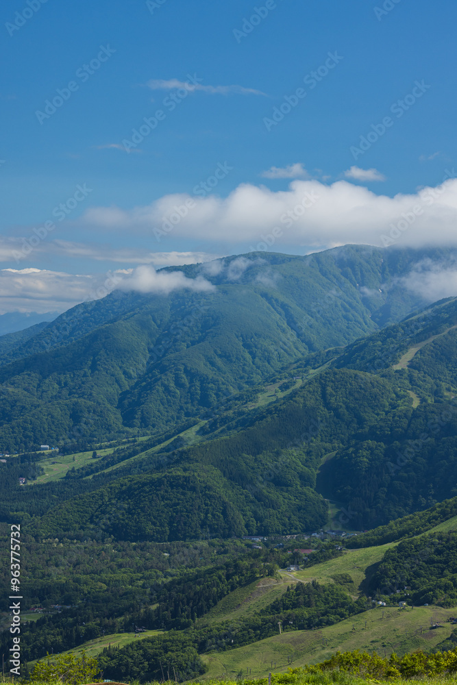 Fototapeta premium 日本 長野県北安曇郡白馬村の白馬岩岳山頂にある白馬岩岳マウンテンリゾートから見える北アルプス