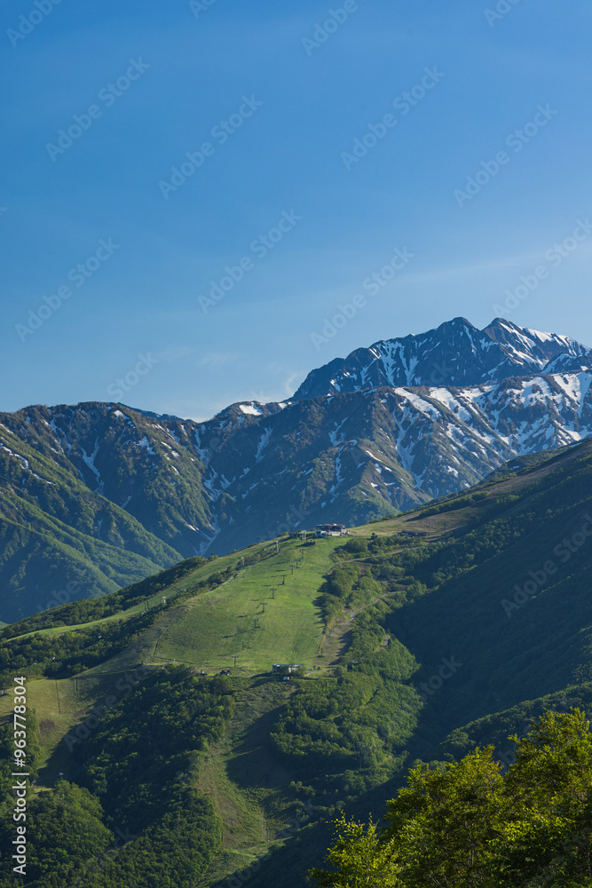 Fototapeta premium 日本 長野県北安曇郡白馬村の白馬岩岳山頂にある白馬岩岳マウンテンリゾート から見える北アルプス