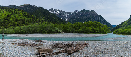 日本　長野県松本市安曇にある山岳景勝地の上高地　新緑に囲まれた梓川と後ろに見える穂高連峰 photo