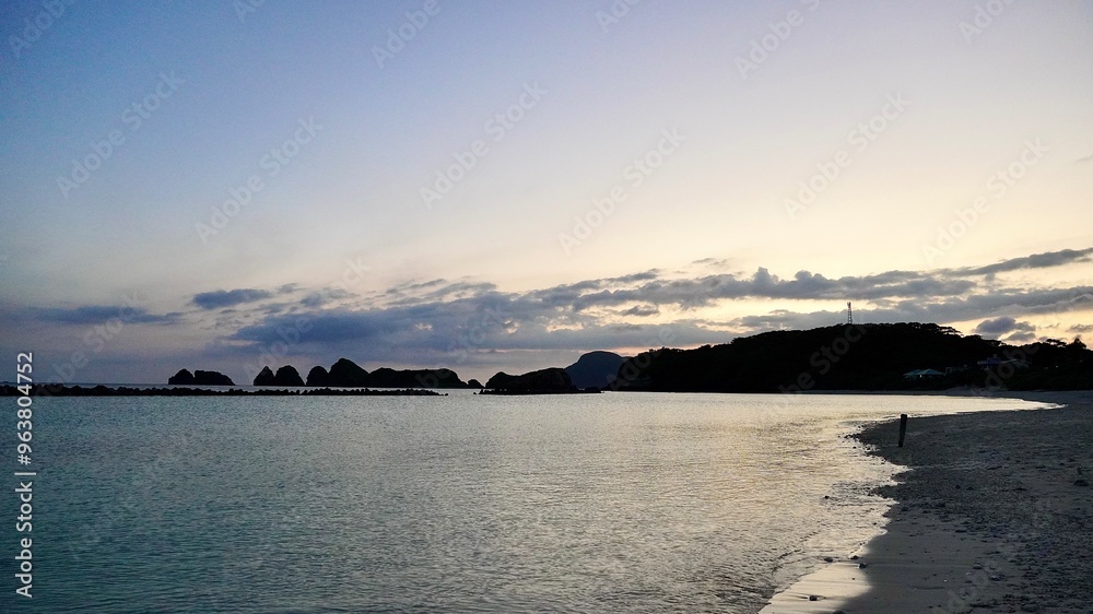 Fototapeta premium 沖縄県阿嘉島の前浜ビーチから写した朝の海の風景