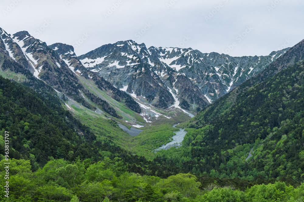 Fototapeta premium 日本 長野県松本市安曇にある山岳景勝地の上高地から見える穂高連峰