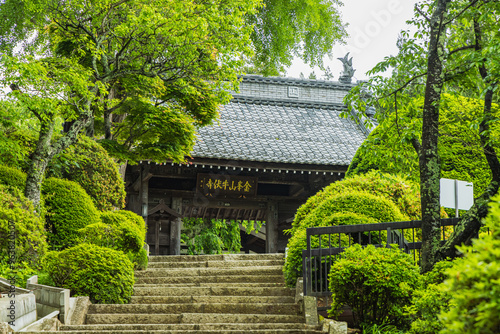 日本　長野県松本市にある牛伏寺の山門へと向かう参道 photo