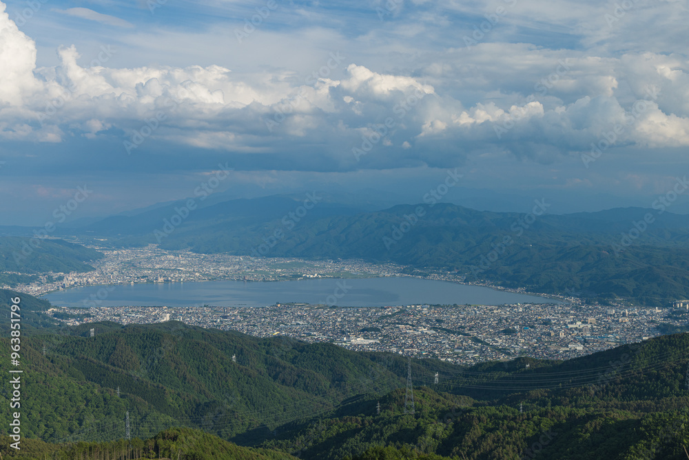 Naklejka premium 日本 長野県岡谷市と塩尻市の境にある高ボッチ山の高ボッチ高原 見晴らしの丘から眺める諏訪湖