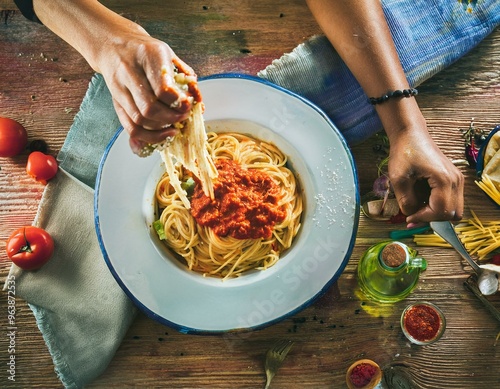 spagetti mit tomatensosse wird von hand gegeben, essbesteck vergessen, fingerfood photo