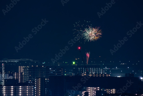高層ビルに響く夜の祝祭