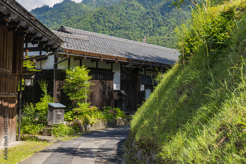 日本 長野県木曽郡南木曽町にある中山道の宿馬町、妻籠宿の町並み