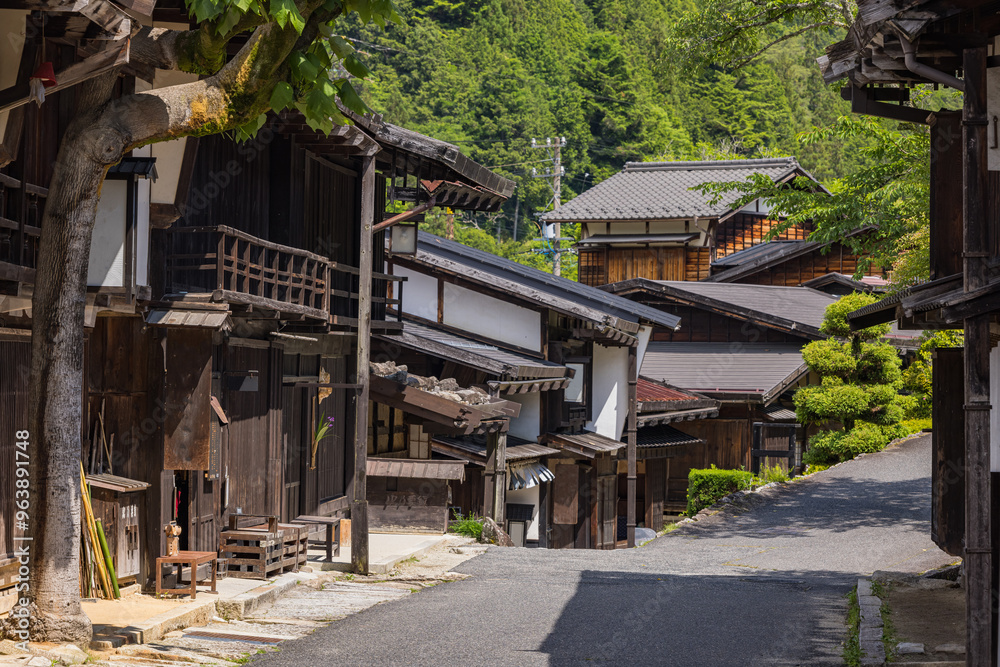 日本 長野県木曽郡南木曽町にある中山道の宿馬町、妻籠宿の寺下の町並み 日本 長野県木曽郡南木曽町にある中山道の宿馬町、妻籠宿の寺下の町並み