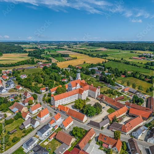 Ausblick auf Wettenhausen und sein markantes Kloster in der Ortsmitte