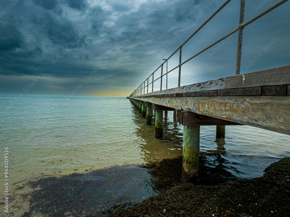Obraz premium Surfing Waves Coming Down Rosebud Pier