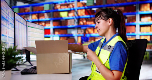 Cuadro en lienzo Layoff Or Resign. Warehouse Worker Packing