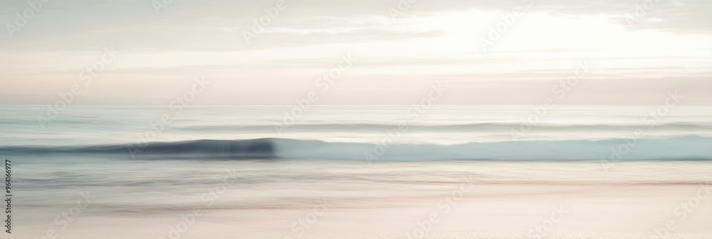 Fototapeta premium Sanfte Wellen im Morgenlicht