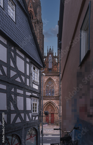 Blick zur Elisabethkirche durch enge Gasse 