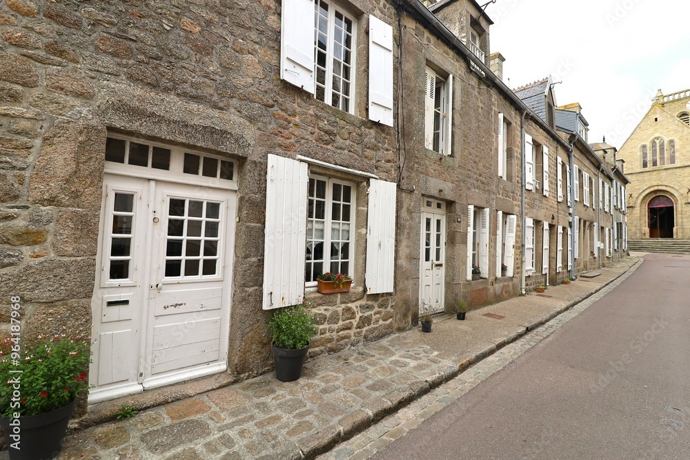 Naklejka premium Rue bordée de maisons typiques, village de Barfleur, département de la Manche, France