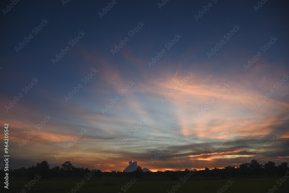 Obraz premium Orange sky with clouds at sunset