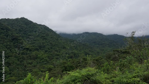 Paisaje de montañas en el bosque tropical cubiertas de nubes en un día de invierno photo