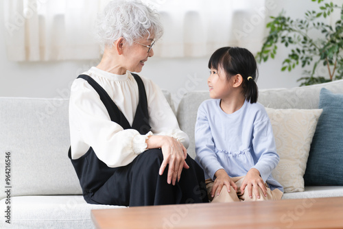 女の子とおばあさんのツーショット　ファミリーイメージ photo