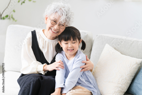 女の子とおばあさんのツーショット ファミリーイメージ