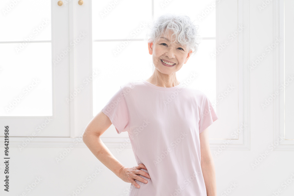 ヨガをするシニア女性 健康イメージ ヨガをするシニア女性 健康イメージ