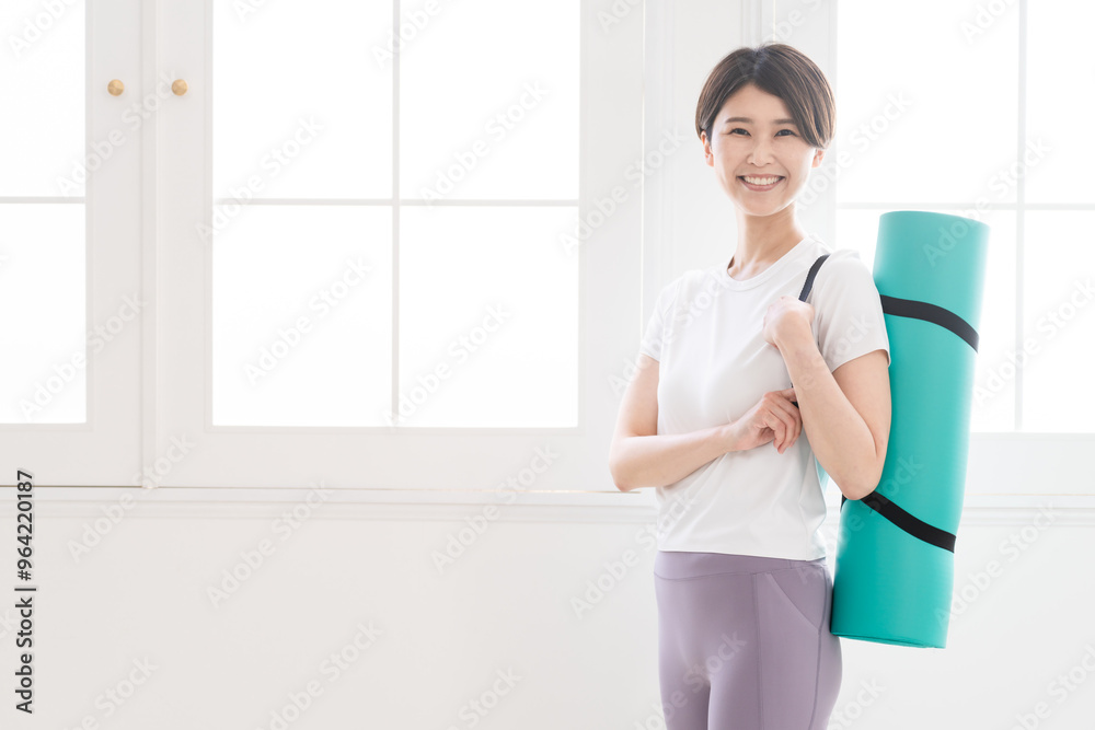 ヨガをする若い女性 健康イメージ ヨガをする若い女性 健康イメージ