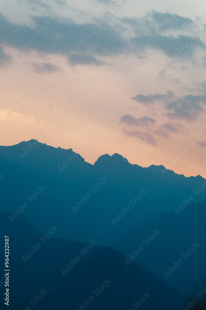 Fototapeta premium A breathtaking and majestic mountain silhouette stands proudly against the beautiful dusk sky