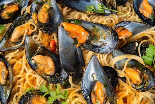 Spaghetti con bottarga di muggine e cozze, pasta italiana, ricetta mediterranea  photo