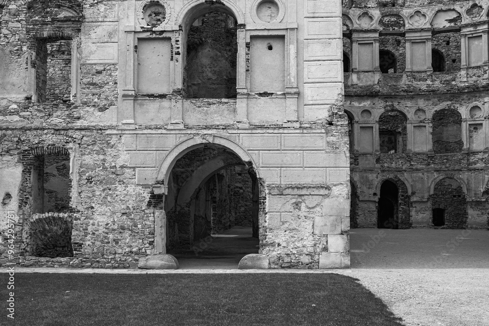 Ruiny rezydencji pałacowej Krzyżtopór, pozostałości rezydencji magnackiej z XVII wieku, Polska.