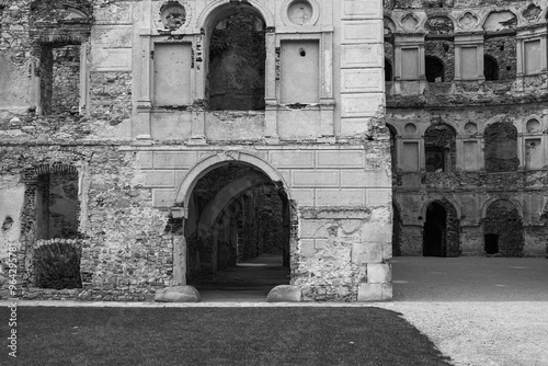 Obraz na płótnie Ruiny rezydencji pałacowej Krzyżtopór, pozostałości rezydencji magnackiej z XVII wieku, Polska. w salonie