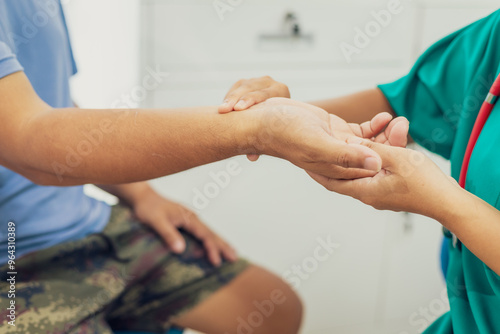 Wallpaper Mural spital's diDoctors assess patients and identify diseases by evaluating symptoms presented in the hoagnosis room, ensuring accurate diagnoses  treatment to improve the patients' health condition. Torontodigital.ca