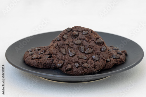 Obraz na płótnie Chocolate chip brownie cookies in a plate w salonie