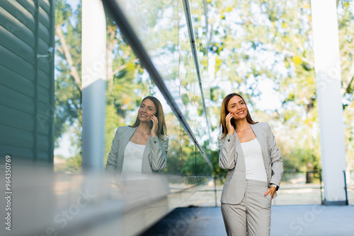 Confident business woman en...