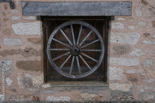 Ventana con rueda de carro antigua incorporada