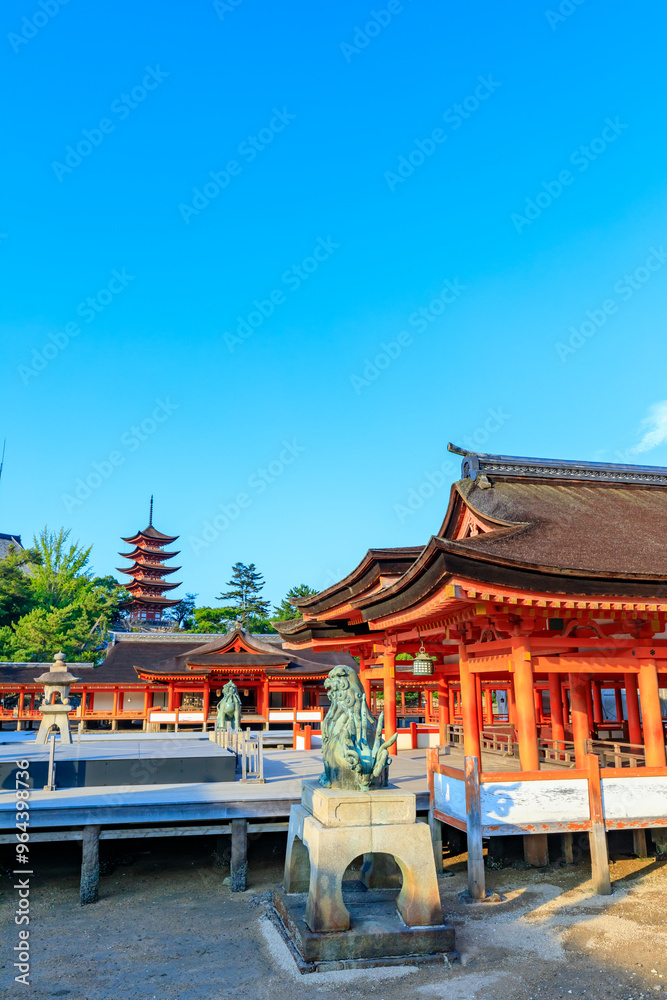 Naklejka premium 夏の嚴島神社 干潮時 広島県廿日市市 Itsukushima Shrine in summer. At low tide. Hiroshima Pref, Hatsukaichi City.