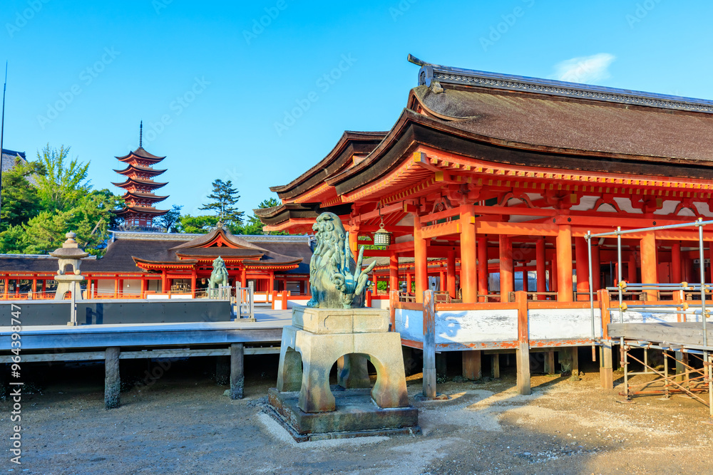 夏の嚴島神社 干潮時 広島県廿日市市 Itsukushima Shrine in summer. At low tide. Hiroshima Pref, Hatsukaichi City. 夏の嚴島神社 干潮時 広島県廿日市市 Itsukushima Shrine in summer. At low tide. Hiroshima Pref, Hatsukaichi City.